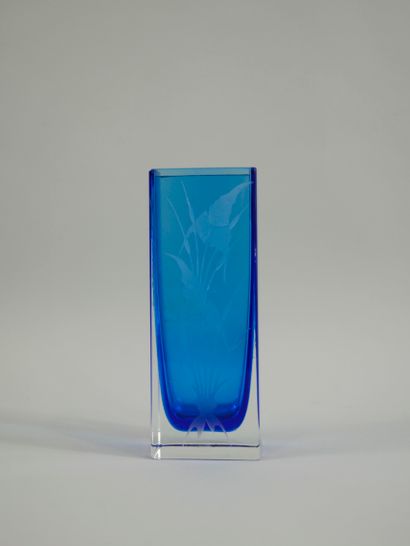 null Un vase en verre bleu, gravé de roseaux sur un côté. Haut 21 cm.
