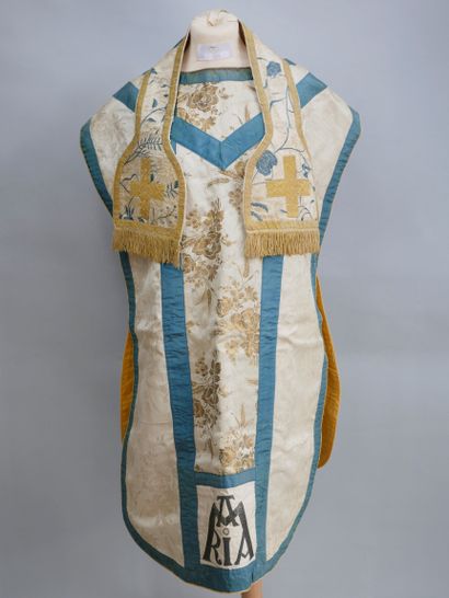 null Chasuble of violin shape in beige and blue satin, with embroidered decoration...