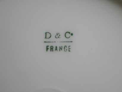 null Deux plats ovales dont un en porcelaine de Limoges à décor d'un couple de faisans...