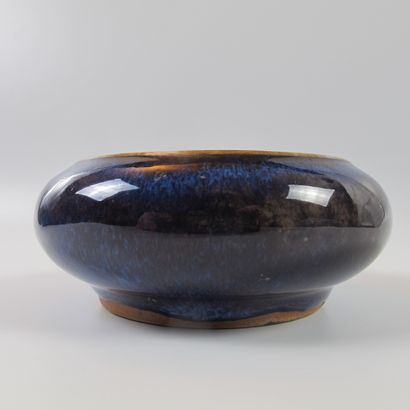 null Blue mauve glazed ceramic bowl with brushes. D 12cm. Imperial seal under the...