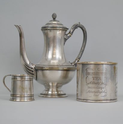 null Lot including : A silver plated teapot, decorated with friezes of pearls, rushes...