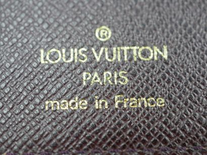 null LOUIS VUITTON. Agenda holder in black grained leather. Elegantly signed. 21,5...
