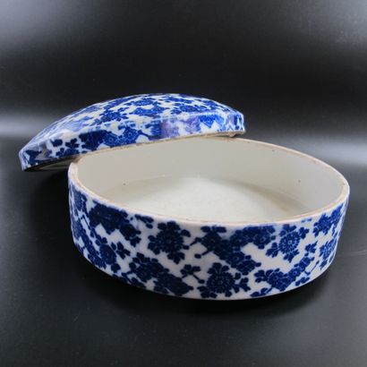 null Boîte ronde couverte en porcelaine bleu et blanc à décor floral. D 19cm. Chine....