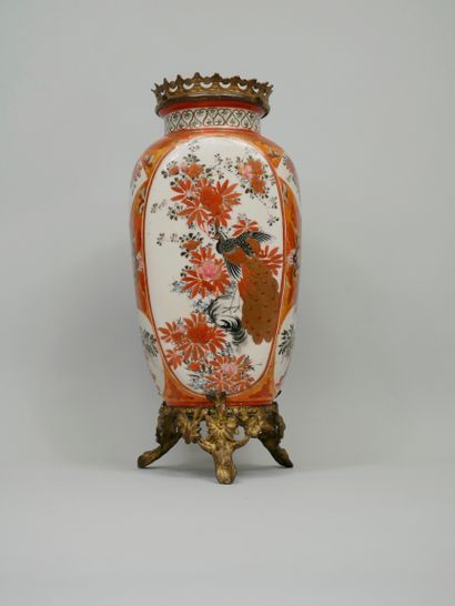 null JAPON, début XXème siècle. Vase à décor de fleurs et oiseaux dans des réserves....
