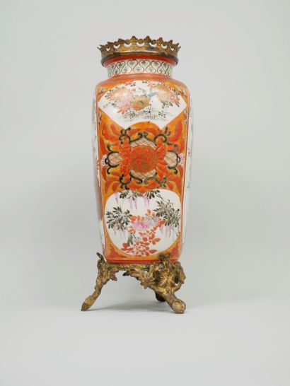 null JAPAN, early 20th century. Vase decorated with flowers and birds in reserves....