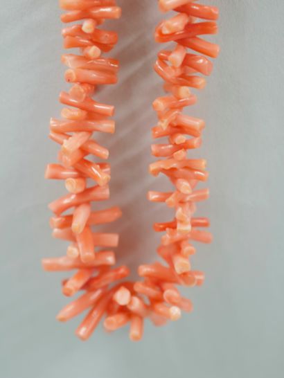 null Collier de perles baroques de corail peau d’ange. Travail italien ou d’ailleurs....