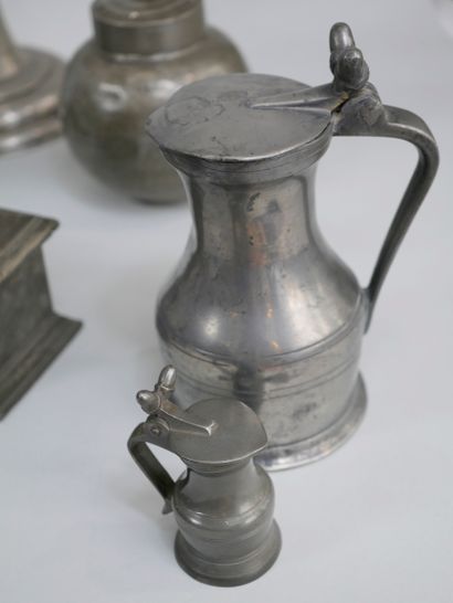 null Important lot of pewter including mugs of different sizes, dinnerware, clistère...