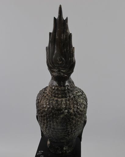 null Tête de Bouddha en bronze sur socle en bois. Bronze à patine brune. H 19,5 cm...