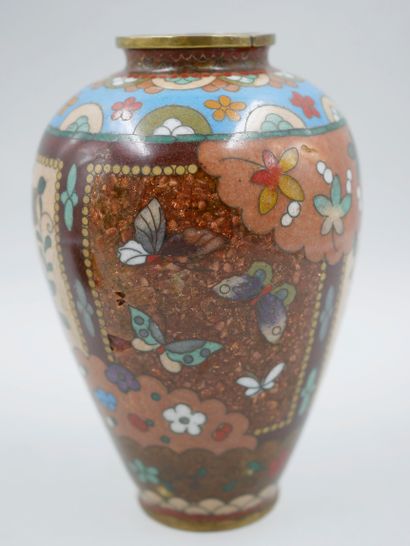 null CHINE. Vase en bronze cloisonné et émaux polychromes à décor de papillons, de...