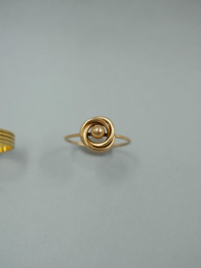 null Lot of three 18K yellow gold rings, one set with colored stones. TDD: 49, 50...