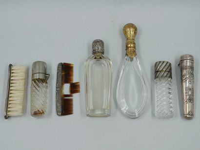 null Lot d'objets de vitrine, XIXè siècle, comprenant quatre flacons en cristal taillé...