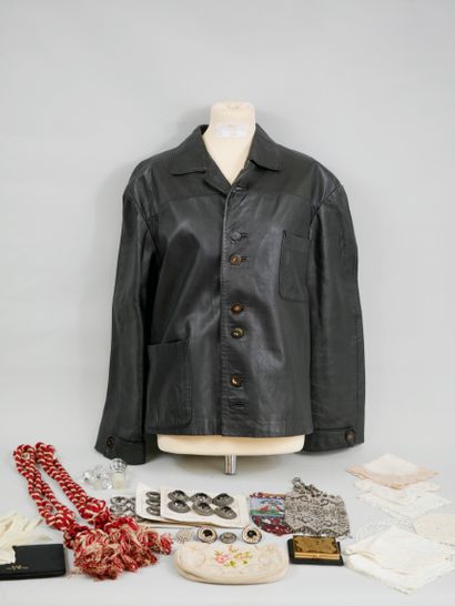 null Lot de mode et accessoires anciens et vintage comprenant un manteau en cuir...
