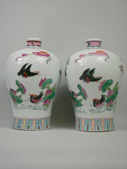 null CHINA, 20th century. Two vases decorated with birds and flowers. Apocryphal...