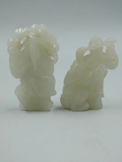 null Deux netsuké en jade sculpté représentant des enfants jouant. Haut 4 et 5cm...