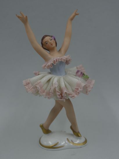 null Petite danseuse en porcelaine et poupée miniature en porcelaine. Fin XIXè -...