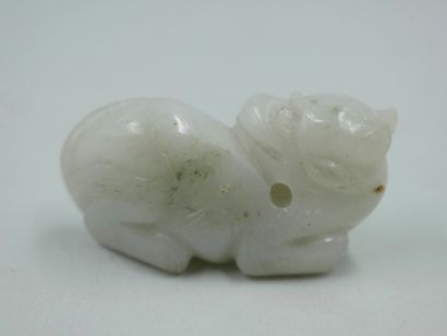 null Deux netsuké en jade sculpté représentant une chimère et un champignon de longevité....