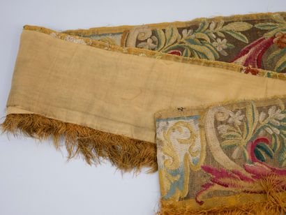 null AUBUSSON XVIIIth century. Fragment of tapestry, border decorated with interlacing...
