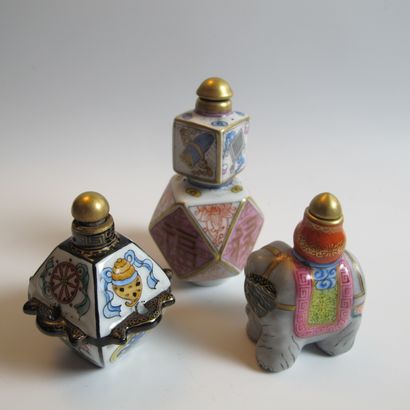 null Trois flacons-tabatières en porcelaine et émaux. Eléphant (h 6 cm), octaèdre...