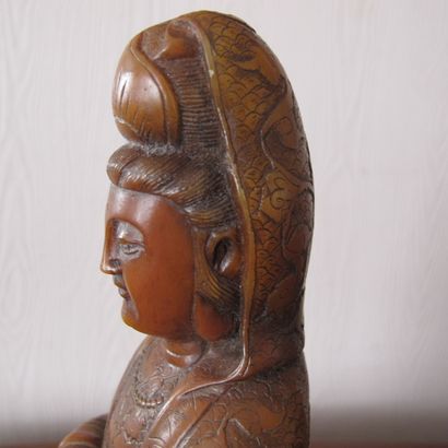 null Statuette of the standing Goddess GuanYin holding the RouYi sceptre. Amber soapstone...