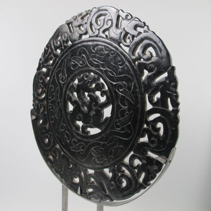 null Large archaizing Bi disc with dragon, symbol of Heaven. Black jade or related....