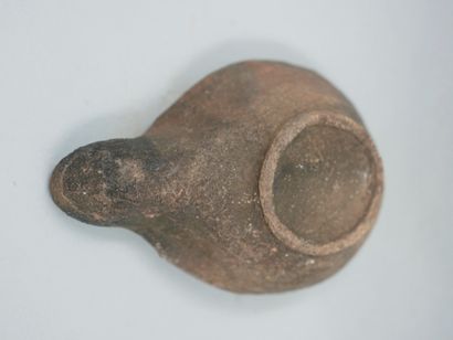 null Oil lamp. Terracotta. Head of a deity. Roman period. L :7,5cm