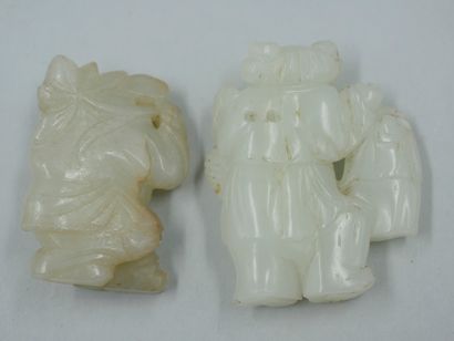 null Two carved jade netsuke representing two workers. Height 4,5 and 5cm.