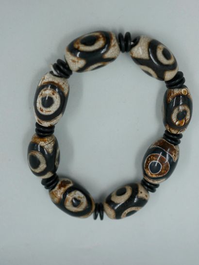 null Bracelet with 8 Tibetan Dzi beads with three eyes. D approx 8cm