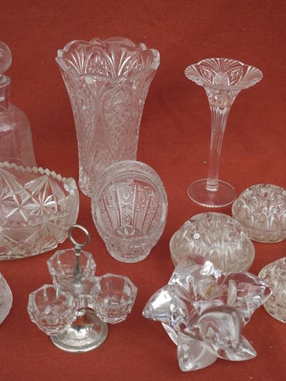 null Lot de verreries comprenant vase, soliflore, coupe, cendrier, salières, bouquetières,...