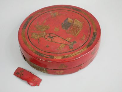 null CHINA 20th century. Circular box in red, gold and black lacquered wood decorated...