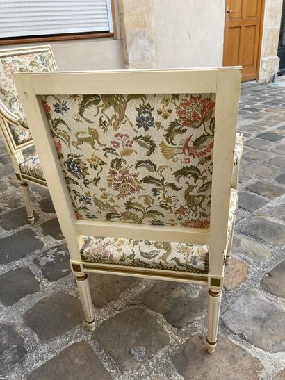 null Pair of cream lacquered armchairs with gilded rechampi, with queen back, fluted...