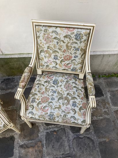 null Paire de fauteuils laqués crème rechampi doré, à dossier à la reine, pieds fuselés...