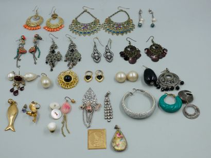 null Lot of fancy jewels and small objects of metal showcase including bracelet,...