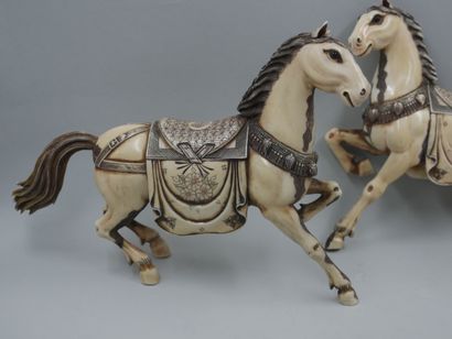 null Japon. XXè siècle. Paire de sculptures en ivoire ciselé représentant des chevaux...