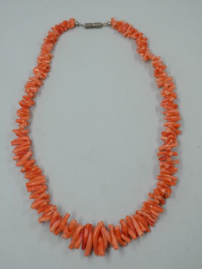 null Necklace of baroque coral beads with angel skin. Italian work or elsewhere....