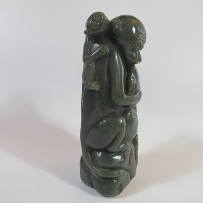 null Statuette de jade au singe portant un petit et protégeant les pêches de longévité....