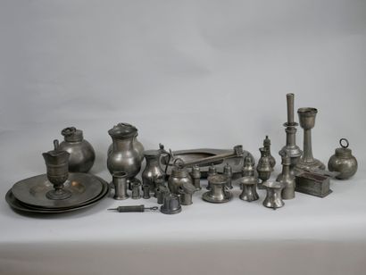 Important lot of pewter including mugs of...