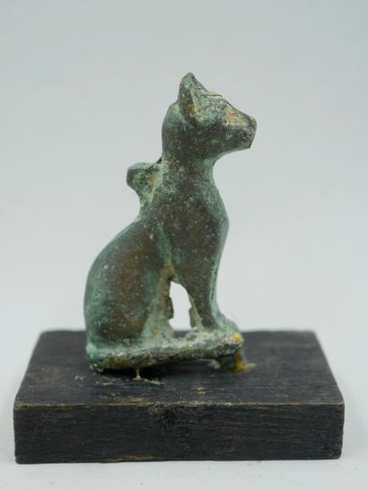 null Cat probably the Goddess Cat Bastet. Bronze. Saite style. H :6cm