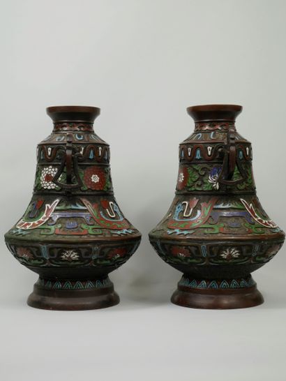 null CHINA, 20th century. A pair of vases decorated with flowers and archaic motifs....