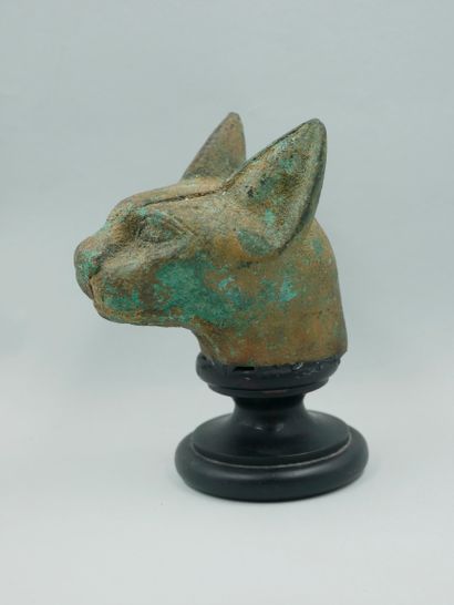 null Cat's head probably of the Goddess Bastet. Bronze. Saite style. L:approx11c...