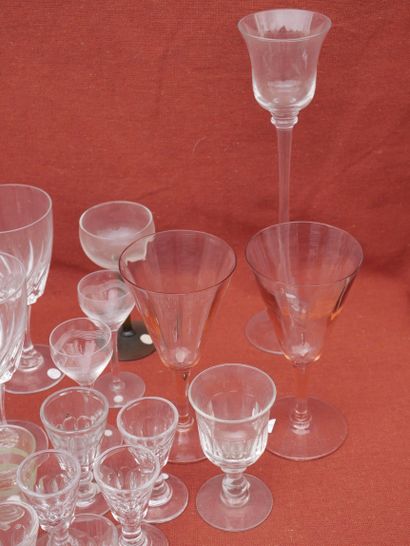 null Important lot de verreries : verres à eau, à vin, à digestif, flûtes à champagne,...