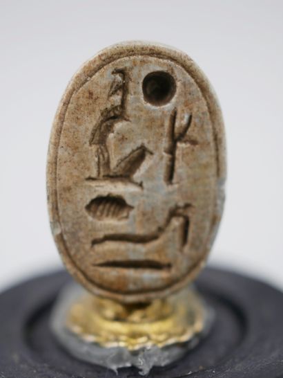 null Scarabée incrit au nom de Ramsès II. Stéatite ou autre. Env 2cm.