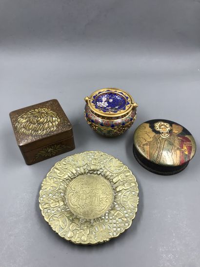 null Lot including an ashtray in cloisonné enamel with butterflies and orchids (Height...
