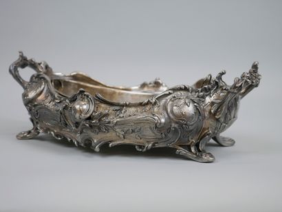 null VICTOR SAGLIER. Jardinière en métal argenté de style Louis XV à décor de roses,...