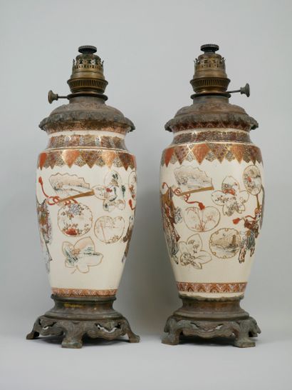 null JAPON, époque Meiji (1868-1912). Deux vases en faïence de Satsuma montés en...