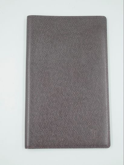 null LOUIS VUITTON. Agenda holder in black grained leather. Elegantly signed. 21,5...