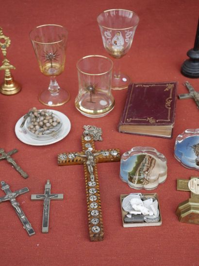 null Lot of bondieuseries of which crucifix in wood and metal, presses papers, rosaries,...