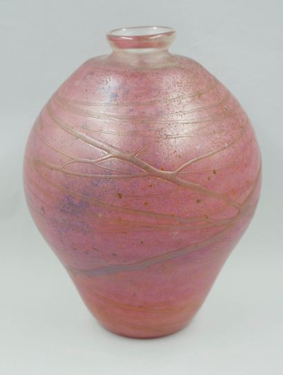 null NOVARO Jean-Claude (1943-2015). Vase en verre à dominante rose, soufflé et irisé...