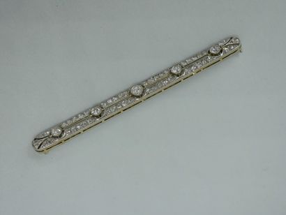 null Broche barrette Art Déco en or gris 18K ajouré, sertie de cinq diamants taille...