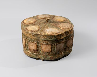 null 
CHINE. Grand coffret à offrandes de forme polylobée en bronze doré et ciselé, incrusté de...