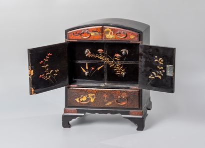 null JAPAN, late Meiji period (1868-1912). A small black lacquered wood cabinet with...